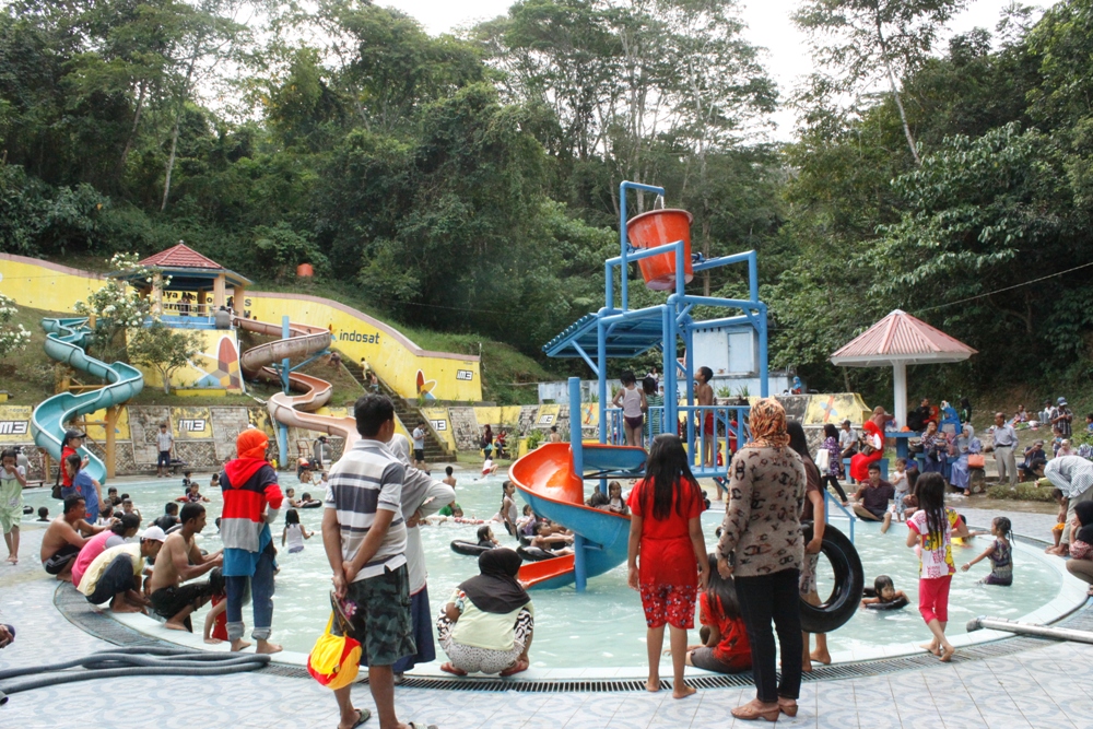 Pengunjung kolam renang di Ngalau Indah Payakumbuh